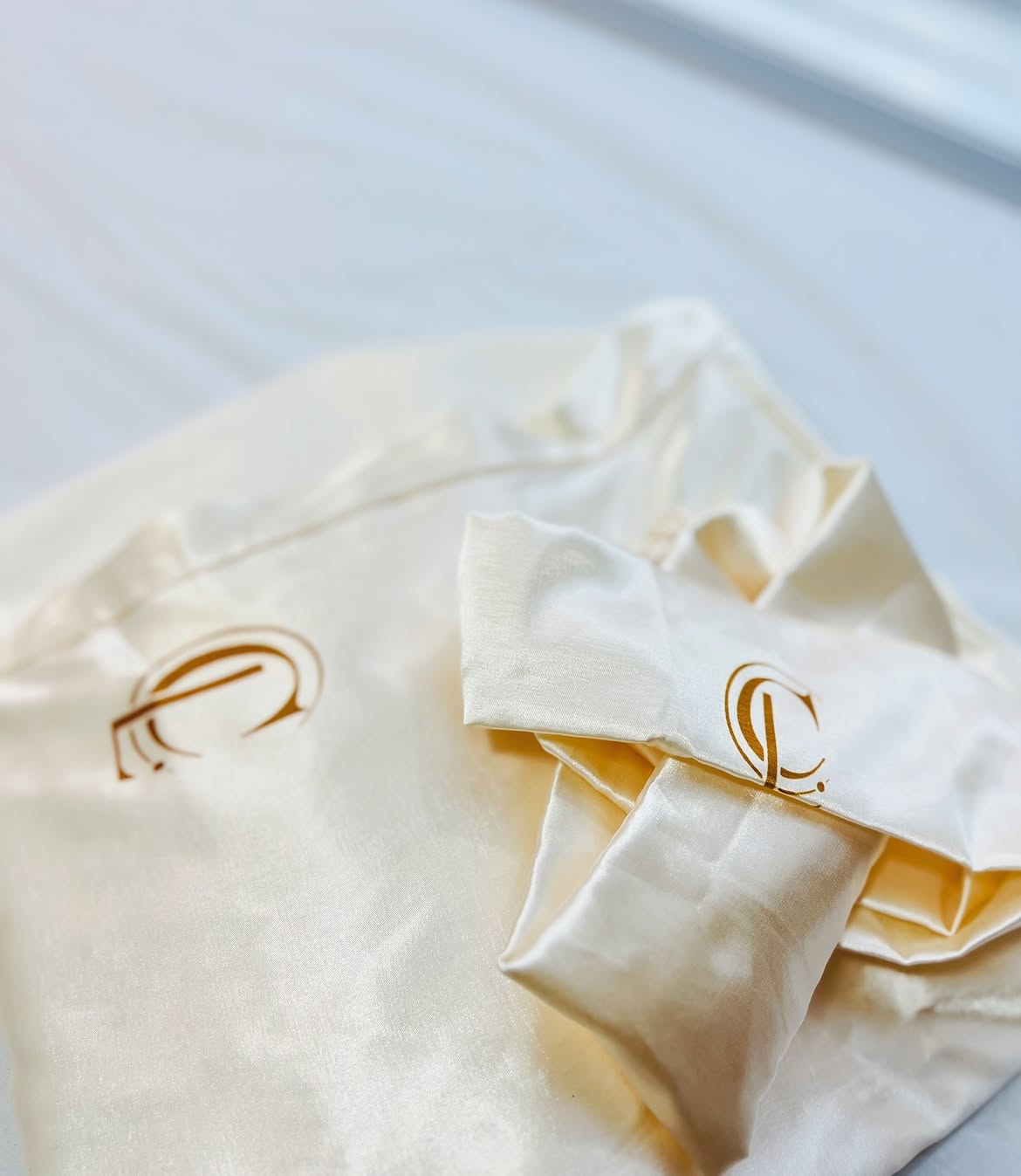 Robes de seda com logo Clínica Let