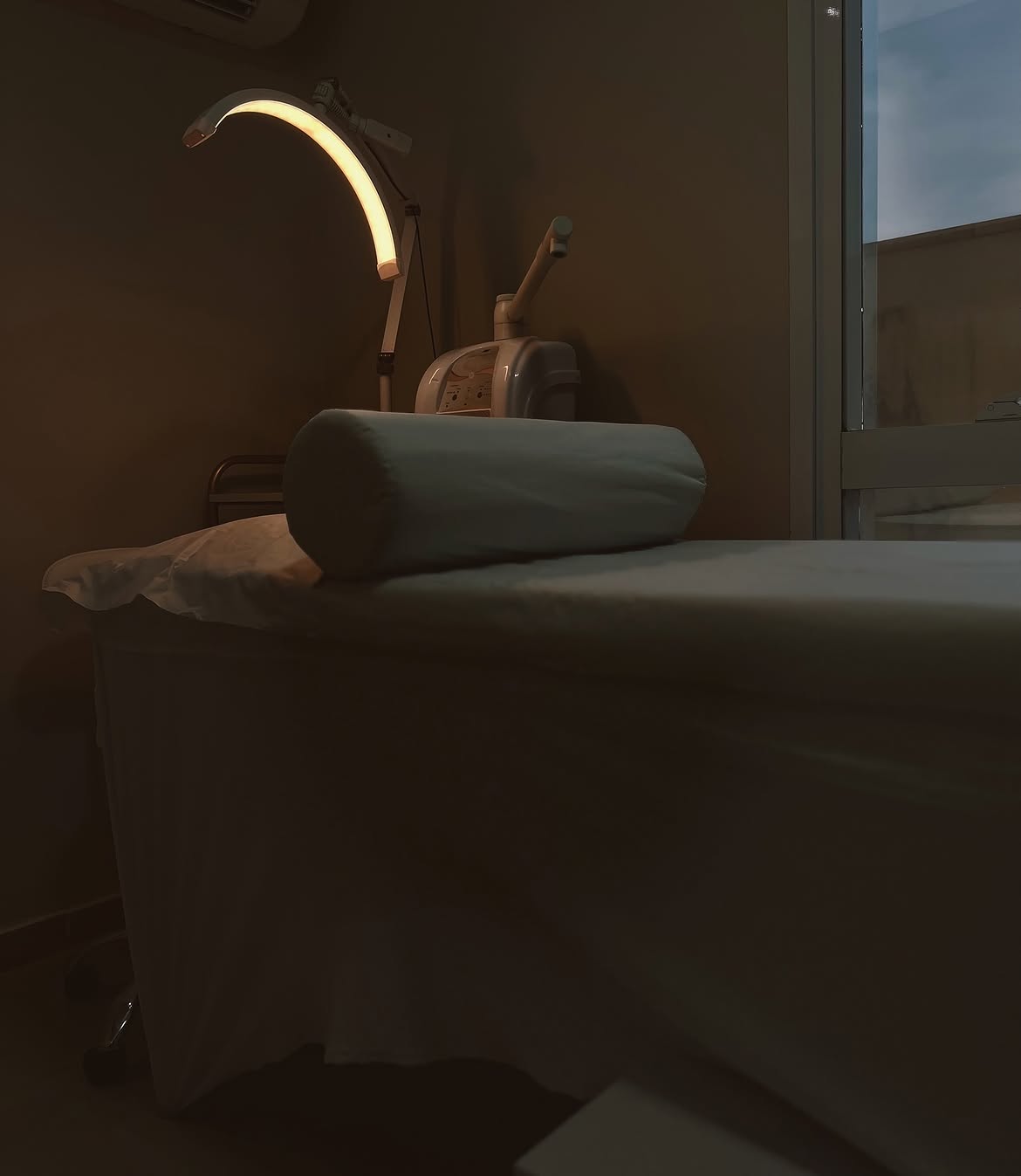 Sala de atendimento com iluminação quente