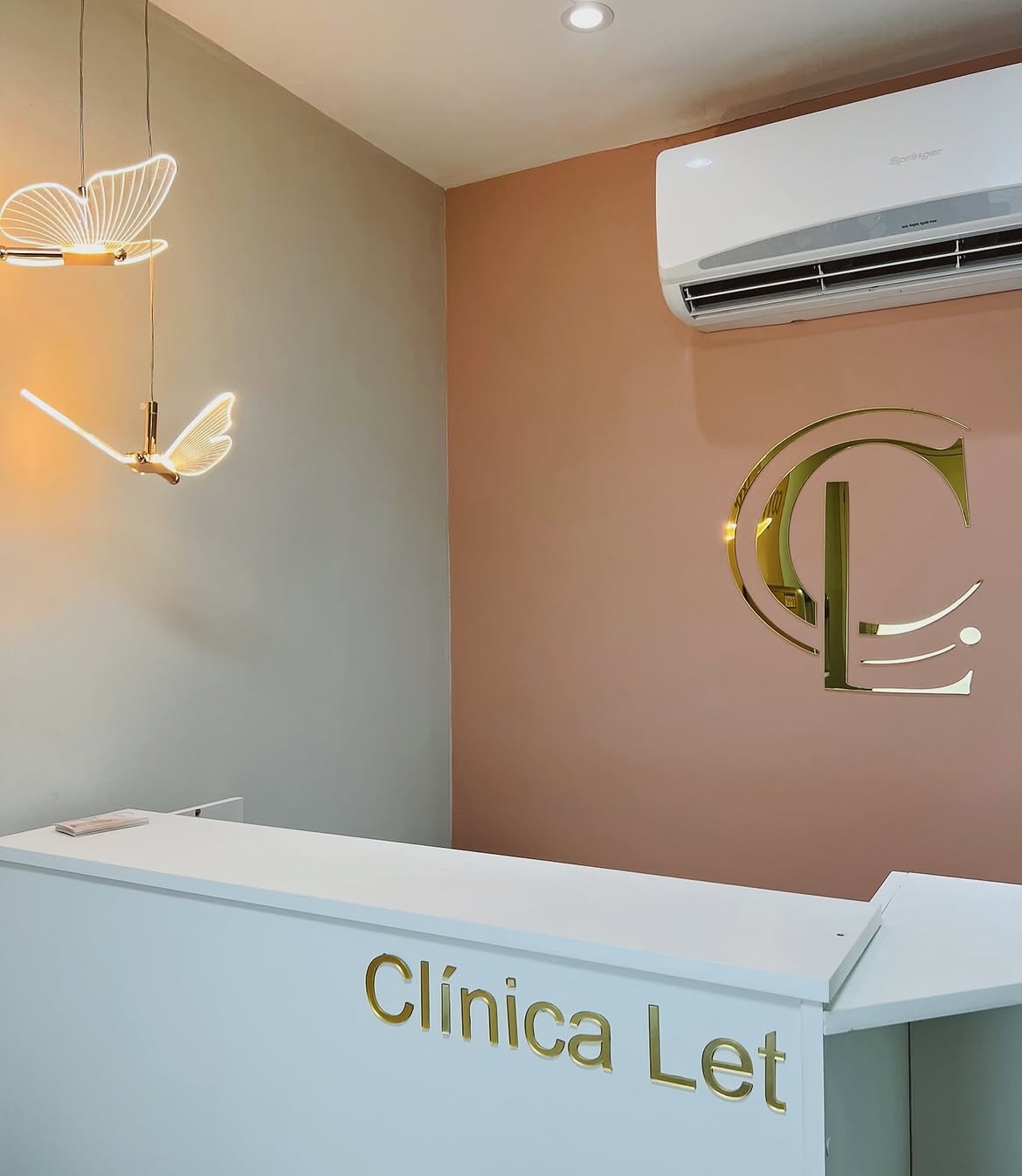 Recepção com logo dourado, Clínica Let Bangu
